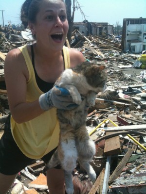 Жертва торнадо: кошка нашлась в развалинах через 16 дней