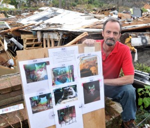 Торнадо разрушило дом: мужчина установил табличку о поиске, пока все семь его кошек не были благополучно найдены.