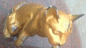 В Тюмени разрушаются скульптуры кошек: местные жители просят помощи